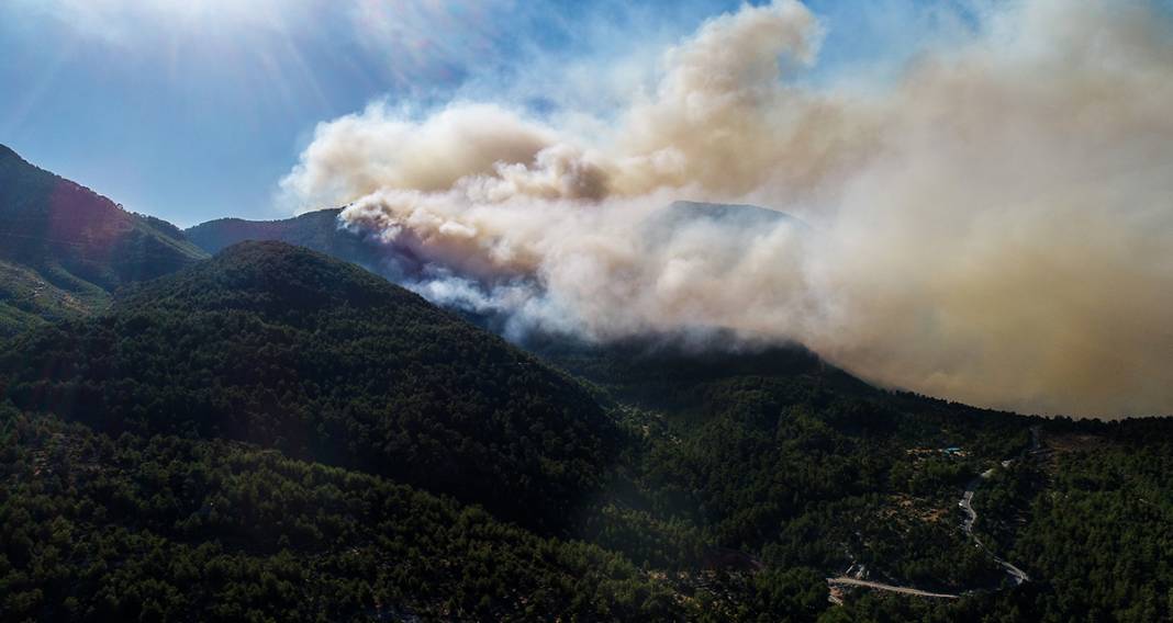 Kadınlar ön cephede! Manavgat'ta alevlerle mücadelede 6'ncı gün 8